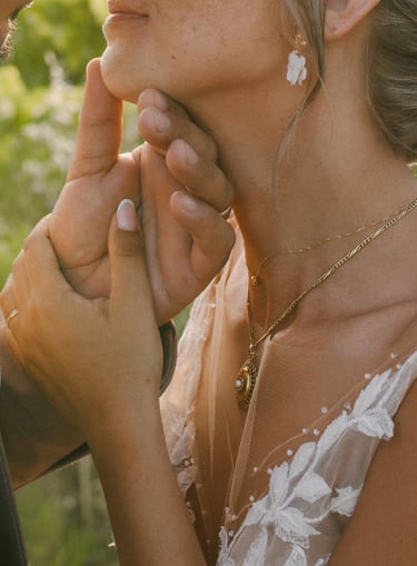 une main d'homme qui caressse le visage d'une mariée