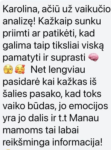 atsiliepimas su emoji juodai baltame fone