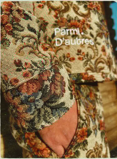 une main dans une veste parmi d'autres