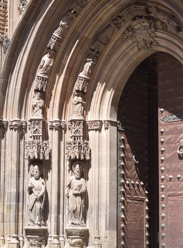 Detalle de la puerta de los Apóstoles en la catedral de Murcia
