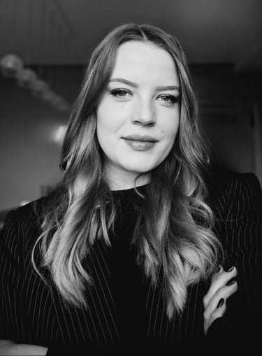 Une architecte d'intérieur aux cheveux longs en photo en noir et blanc