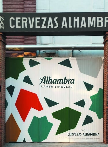 Graffiti mural en fachada fábrica Cervezas Alhambra. Para la campaña publicitaria de Grupo Mahou.