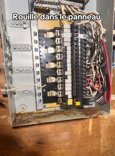 Vieux panneau électrique avec de la rouille qui doit être remplacé.