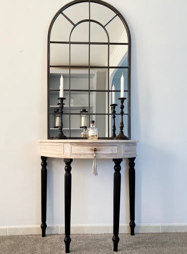 Console rénovée avec mise en valeur des pieds en noir mat