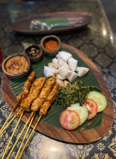 Tipat Sate balinais â riz compact, lĂ©gumes et sauce cacahuĂšte avec brochettes de poulet