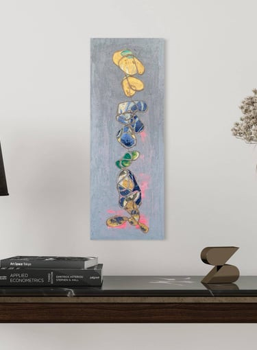 Œuvre d'art grise jaune et bleue exposée dans un décor