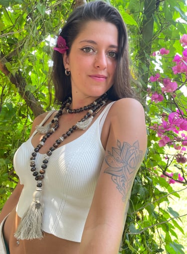 la modella indossa un gioiello mistico carico di significato