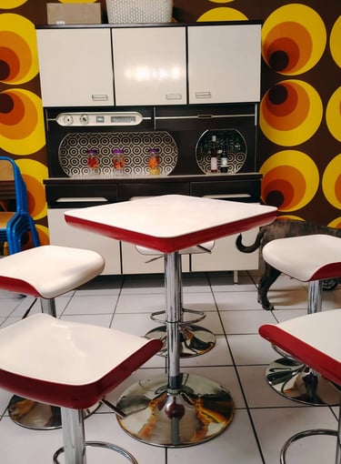 Boutique de mode rétro et accessoires vintage exposés dans l'espace shopping du garage.