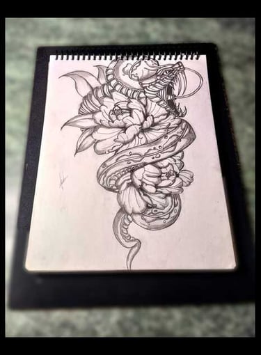 Boceto de tatuaje en tinta negra de una serpiente enrollada alrededor de flores de peonía.