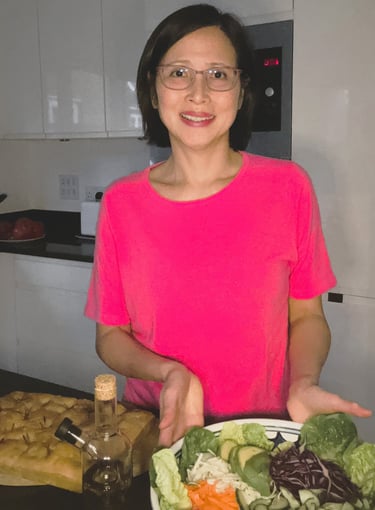 Photo of nutritionist in kitchen presenting a plate of delicious vegetables,, focaccia and olive oil