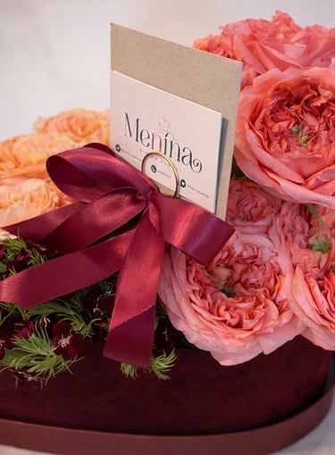Caja de terciopelo elegante en forma de corazón, con rosas inglesas rosas y un moño de satén colo