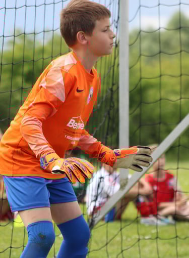 enfant dans les cages de foot