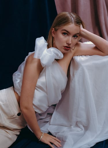 Moderni mainoskuva naisesta hienoissa vaatteissa