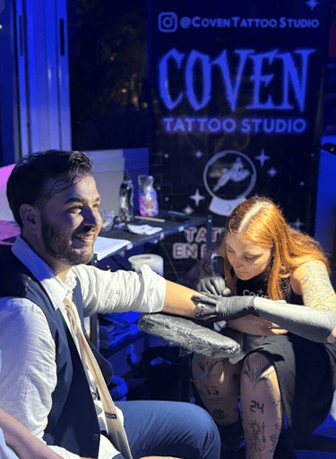novio tatuandose en su boda
