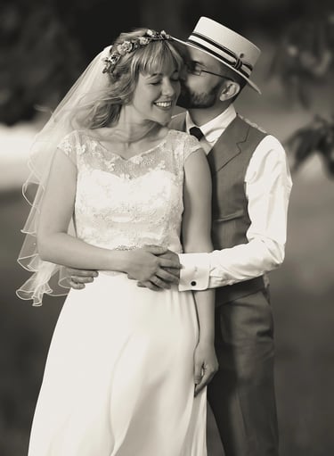 Braut und Bräutigam umarmen sich liebevoll bei ihrer Hochzeit am Möhnesee