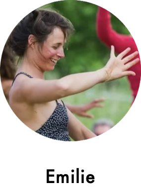 femme qui danse avec ses mains danse  libre dans du monde