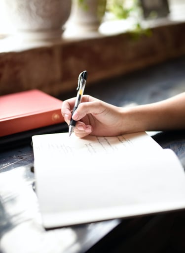 Conoce la esencia de nuestro proyecto: diarios de gratitud, cursos y herramientas para acompañarte en un camino de transforma