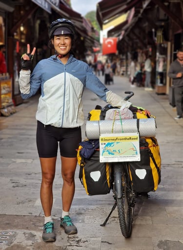 una mujer llega a estambul en bicicleta