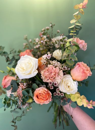 bouquet de lfuers teintes pastels et blanches