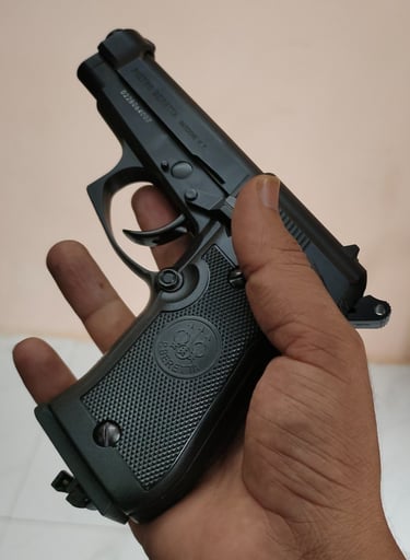 beratta 84fs in hand