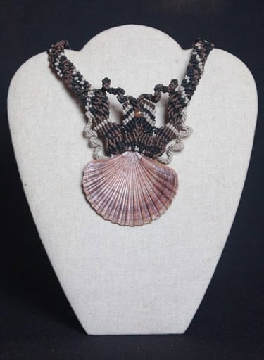 Collar de macramé marrón hecho a mano con un colgante de concha marina natural