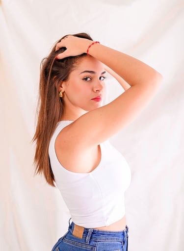Sesión de retrato en estudio con un estilo muy natural realizado en Almendralejo por Amélie Art.