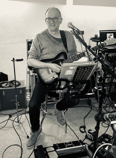 Der Gitarrist der Band mit einer Gitarre im Aufnahmestudio