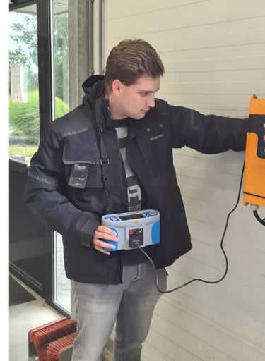 Inspecteur test elektrische laadinstallatie met meetapparatuur in industriële omgeving