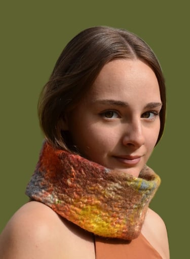 Tour de cou nuno dans les tons marrons orangés en laine feutrée à la main 