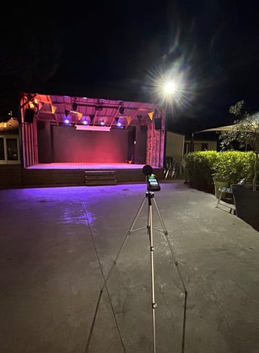 Scène extérieure la nuit avec éclairage violet et un sonometre sur un trépied pour la sur