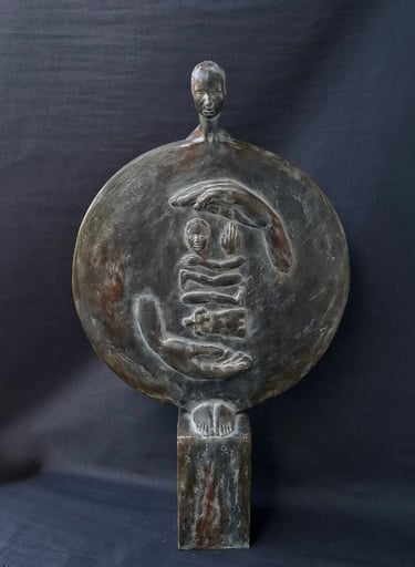 Geburt, Zeitgenössische runde Bronzeskulptur mit menschlichen Figuren und schützenden Händen.