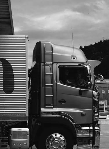 um caminhão baú que entrega das embalagens