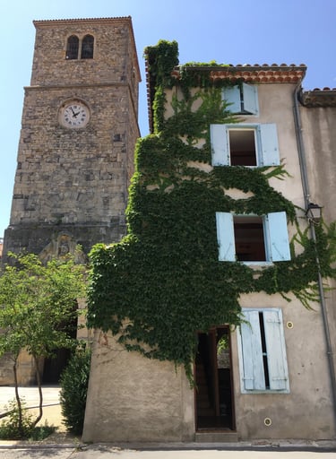 Location de vacances à Quillan avec vue sur l’église et son clocher dans la vallée de l’Aude