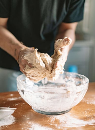 Corso di panificazione in mulino - mani che lavorano la pasta per viaggiatori over 60 amanti della t