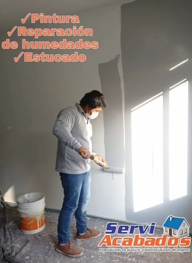 "Un profesional de Serviacabados aplicando pintura en una pared interior, pintura de casas  