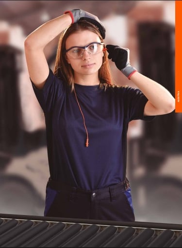 Una trabajadora industrial de Safetop lleva equipos de protección individual (EPI) completos, incluy