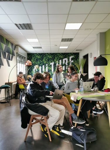 Studenti in area comune presso Creative Hub Academy Bologna