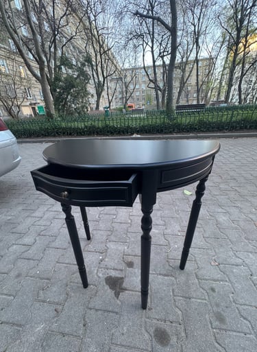 polakierowany stolik