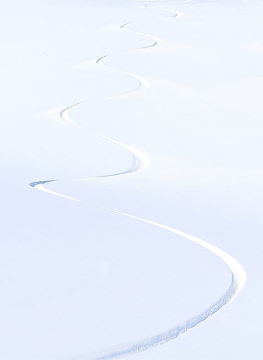 Prima traccia in neve fresca sulle montagne olimpiche del Sestriere, nel comprensorio internazionale della Vialattea