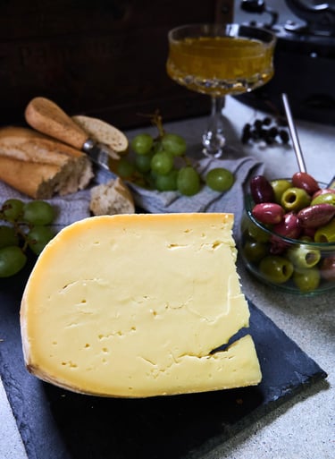 Grynas sūris - nepasterizuoto pieno sūris su druska, fermentais
