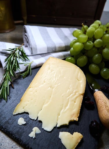 Grynas sūris - nepasterizuoto pieno sūris su druska, fermentais