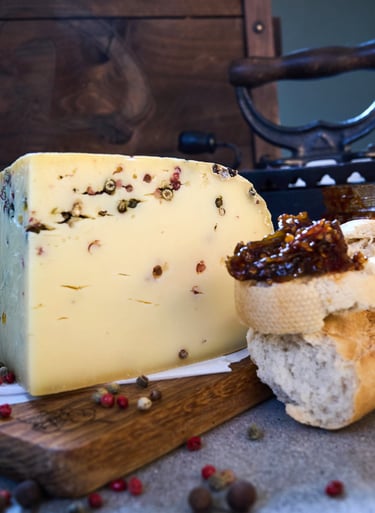 Pipirinis sūris - nepasterizuoto pieno sūris su pipirais, druska, fermentais ir pienarūgščiu raugu
