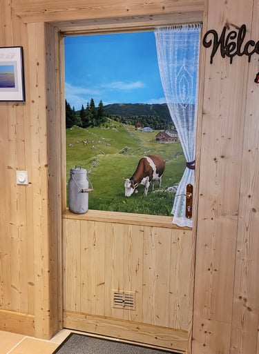 Trompe-l'oeil sur une porte intérieure quasi invisible. Faux bois, paysage, rideau, vaches, pot lait