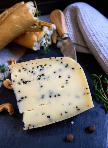 skanus nepasterizuoto pieno sūris, praturtintas juodgrūdėmis, druska, fermentais