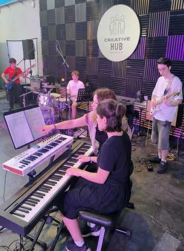 Adolescente a Lezione di Tastiere Presso Creative Hub Bologna