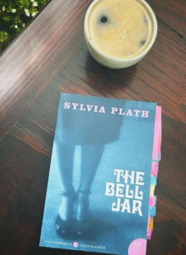 un libro y una taza de café