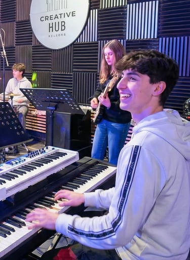 Giovane Studente di Pianoforte Presso Creative Hub Academy
