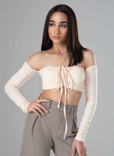 a woman in a cropped top and pants, primer plano. retrato en estudio, quinceañera, oviedo, asturias 