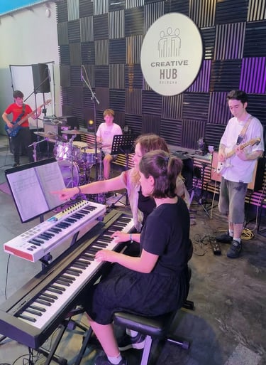 Adolescente a Lezione di Tastiere Presso Creative Hub Bologna