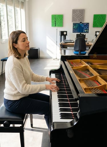 Allieva in Studio con Pianoforte Presso Creative Hub Bologna